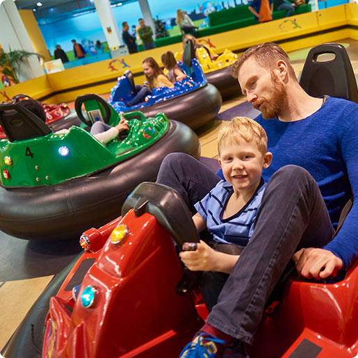 Ravensburger Kinderwelt Kornwestheim_Pressemappe_Vater und Sohn in den Fang den Hut® Fun Cars in der Ravensburger Kinderwelt Kornwestheim